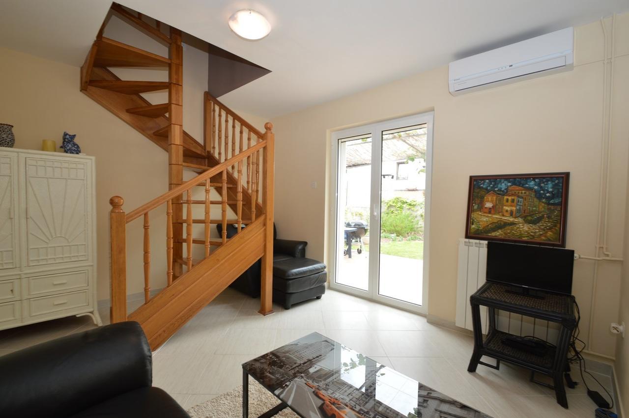 Apartment With Garden - Ana 1 Mali Losinj Exterior photo